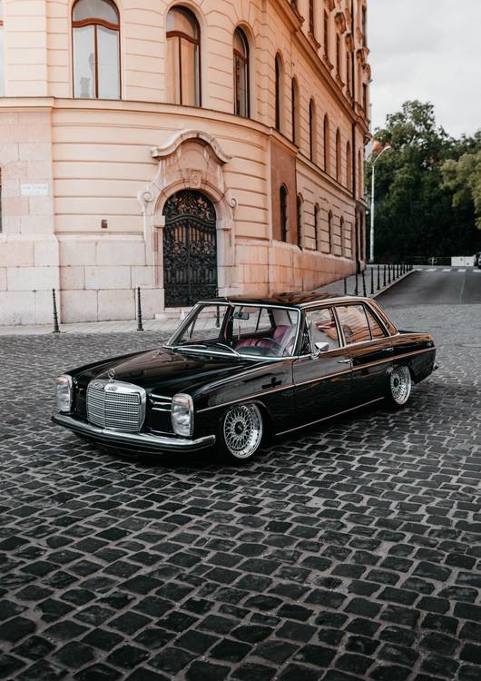 Mercedes-Benz W115 preview