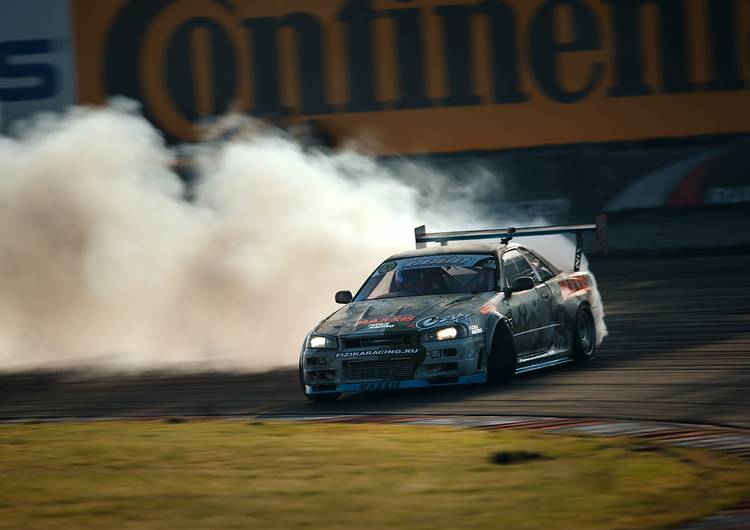 Drifting Nissan Skyline GT-R R34 preview
