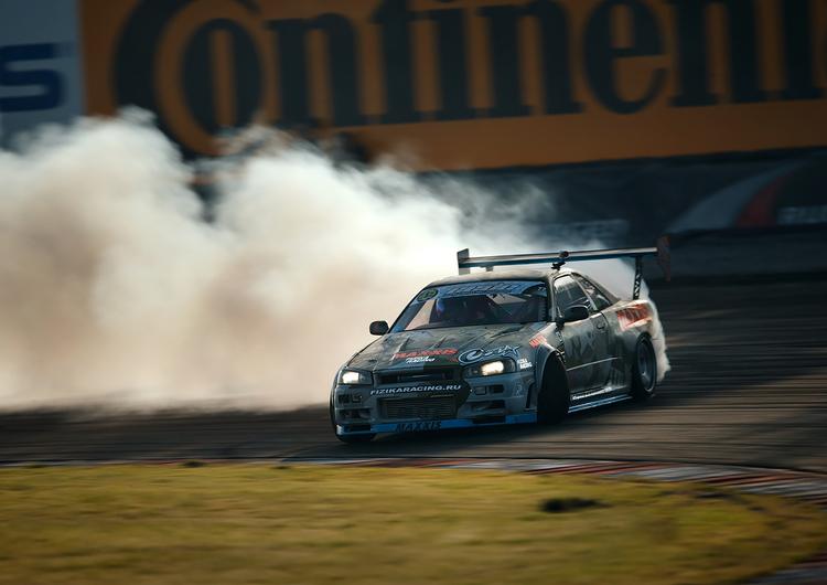 Drifting Nissan Skyline GT-R R34